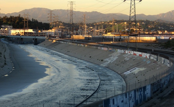 Los_Angeles_River_through_downtown_evening